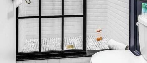 Sèche-cheveux, serviettes fournies, savon, papier toilette