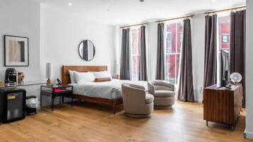 Desk, iron/ironing board, WiFi, bed sheets