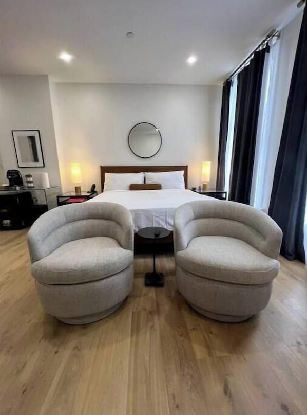 Desk, iron/ironing board, WiFi, bed sheets