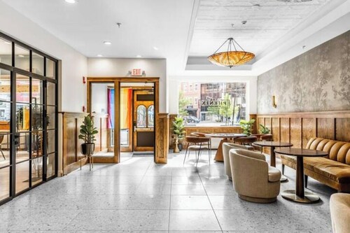 Historic Hotel King Bed Steps to great Food & Drink