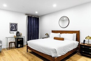 Tabla de planchar con plancha, wifi y ropa de cama 