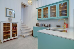 Microwave, oven, stovetop, electric kettle - Charming Maltese Townhouse in Senglea (Senglea)