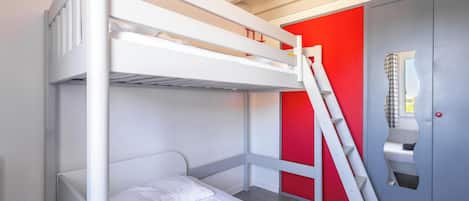 3 habitaciones, tabla de planchar con plancha y cuna de viaje
