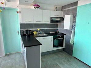 Jääkaappi, liesi, kahvin-/teenkeitin, syöttötuoli