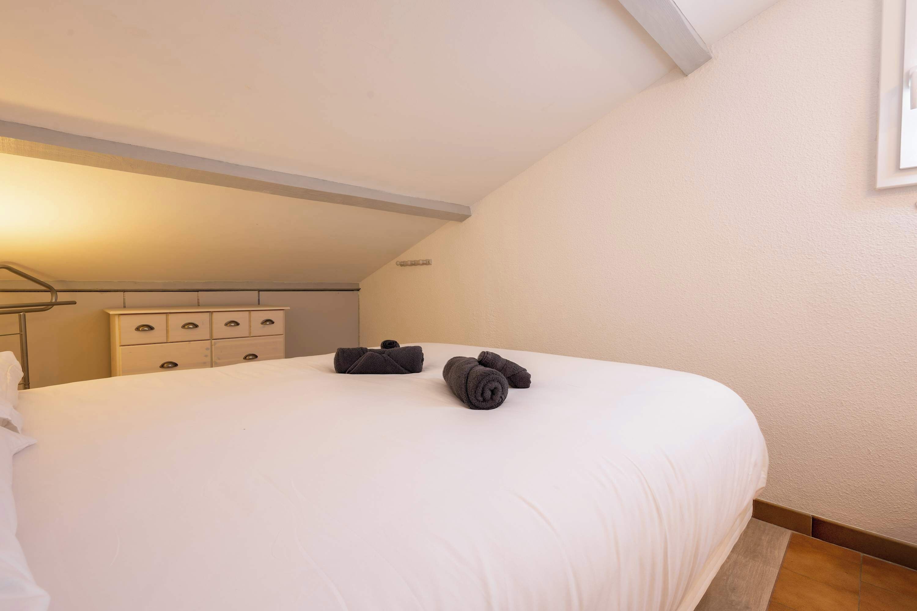 3 habitaciones, tabla de planchar con plancha y cuna de viaje 