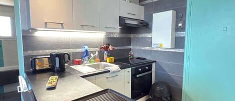 Fridge, stovetop, coffee/tea maker, high chair