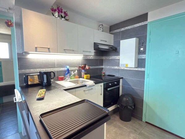 Een koelkast, een kookplaat, een koffiezetapparaat/waterkoker