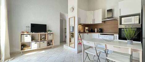 Réfrigérateur, micro-ondes, four, plaque de cuisson