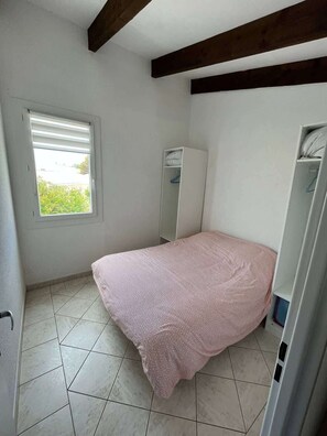 3 bedrooms, iron/ironing board, bed sheets