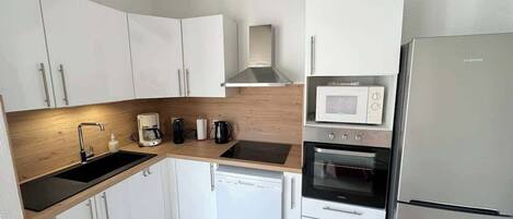 Een koelkast, een microgolfoven, een oven, een kookplaat