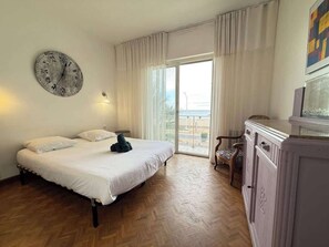 3 bedrooms, iron/ironing board, WiFi, bed sheets - Spacious 120 m² Seafront Apartment (Valras-Plage)