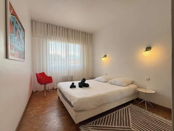 3 chambres, fer et planche à repasser, Wi-Fi, draps fournis