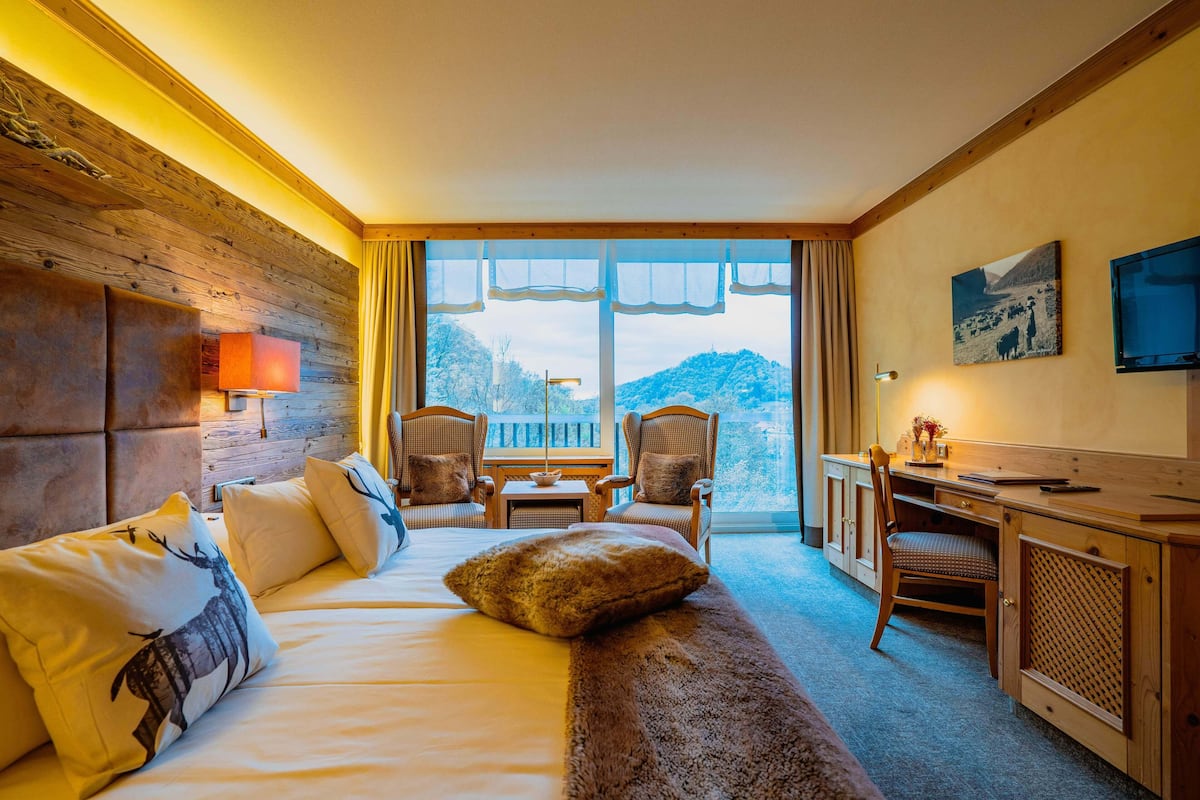 Superior Double Room, Park View | Peralatan tempat tidur hipoalergenik, bar mini percuma