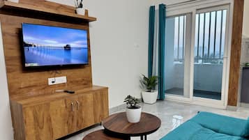 Superior Apartment, 1 Queen Bed with Sofa bed, Kitchenette, Garden View | Living area | TV