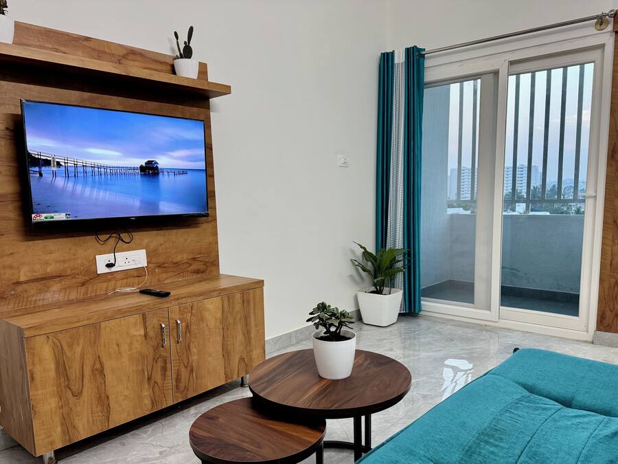 Departamento superior, 1 cama Queen size y sofá cama, cocineta, vista al jardín | Área de sala de estar | Televisión