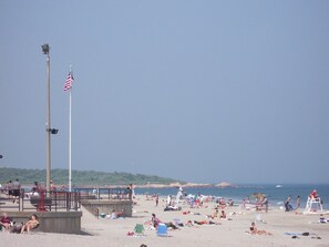 Beach - Charming 1-bedroom cottage in beautiful Narragansett with AC, WiFi (Narragansett)