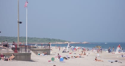 Charming 1-bedroom cottage in beautiful Narragansett with AC, WiFi