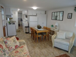 Living area - Charming 1-bedroom cottage in beautiful Narragansett with AC, WiFi (Narragansett)