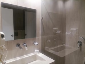 Quarto casal standard | Banheiro | Sabonete, shampoo, papel higiênico