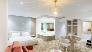 Suite Deluxe | Minibar, coffres-forts dans les chambres, rideaux occultants