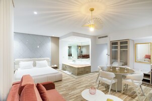 Suite Deluxe | Minibar, caja fuerte, cortinas opacas y wifi gratis