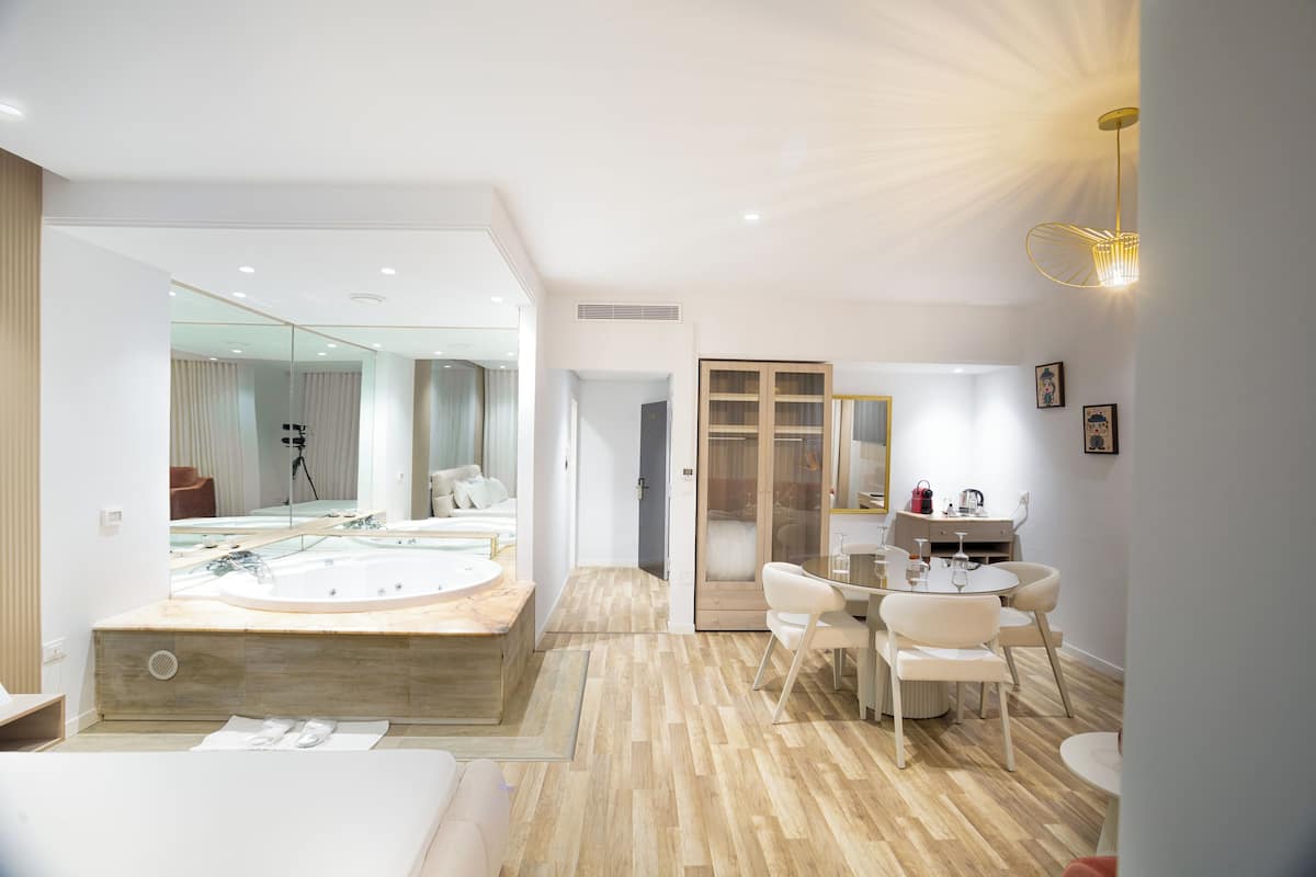 Suíte luxo | 1 quarto, cofres nos quartos, cortinas blackout, Wi-Fi de cortesia