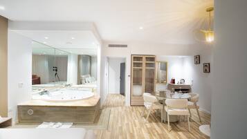 Deluxe-Suite | 1 Schlafzimmer, Minibar, Zimmersafe, Verdunkelungsvorhänge