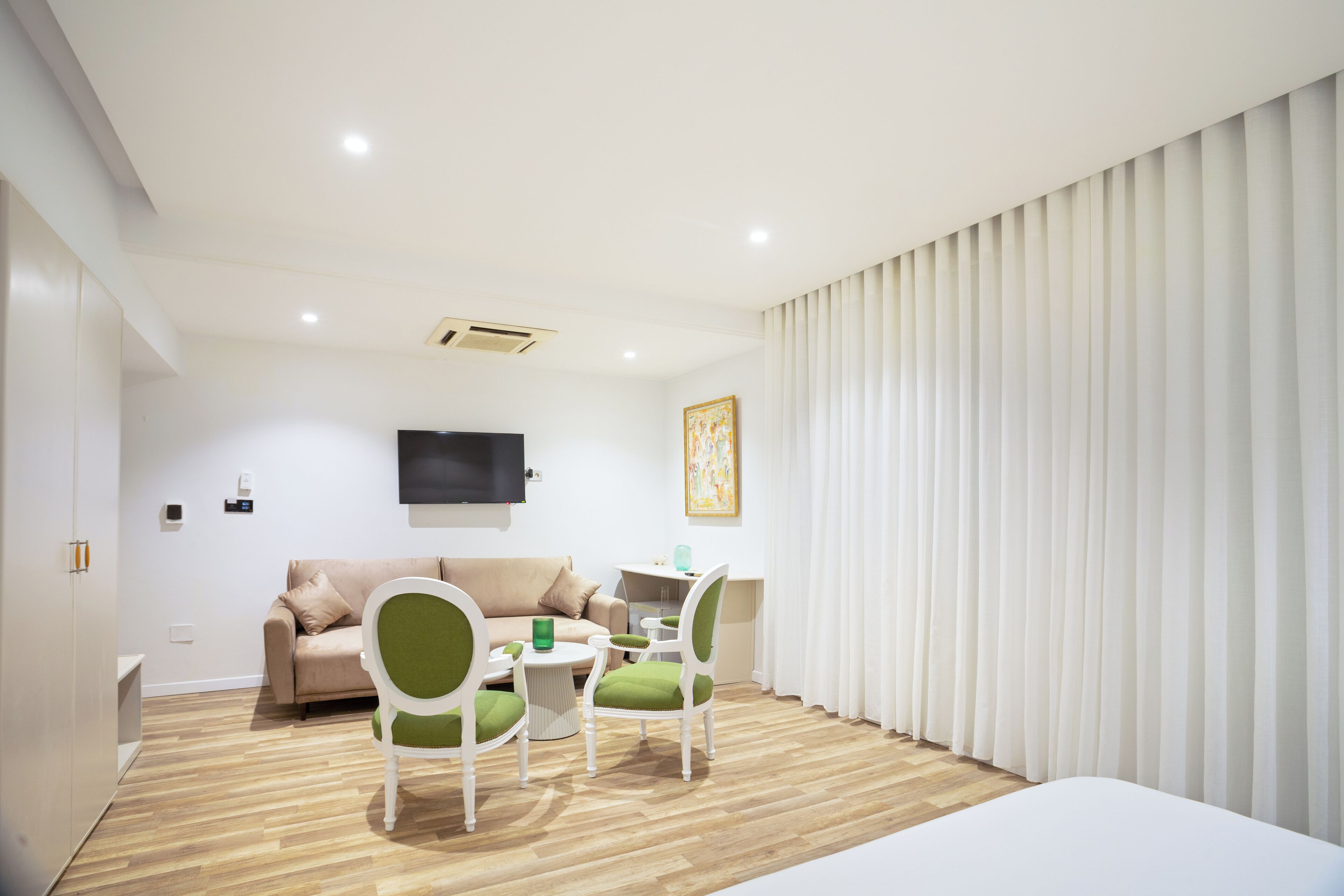 Habitación Deluxe doble | Zona de estar | Una televisión