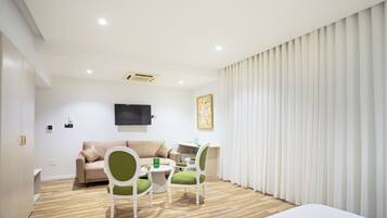 Quarto casal luxo | Área de estar | TV