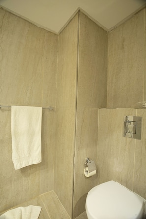 Quarto casal standard | Banheiro | Sabonete, shampoo, papel higiênico