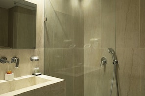Quarto casal standard | 1 quarto, cofres nos quartos, cortinas blackout, Wi-Fi de cortesia