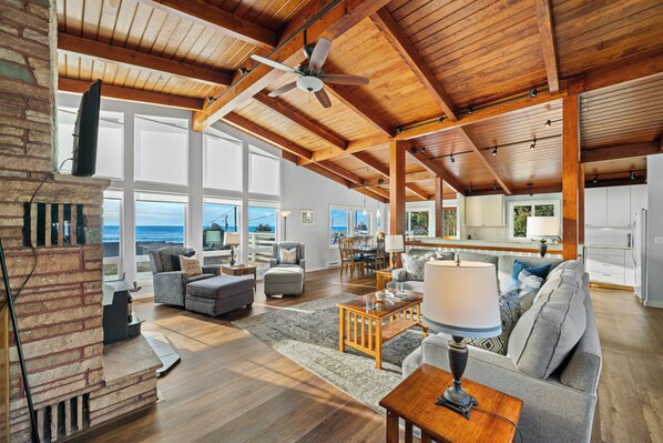 Smart TV, DVD player, foosball, books - Treasure Rocks-Charming 6 bedroom/3 bath oceanview Beach Retreat in Manzanita (Nehalem)