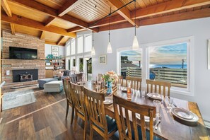 Dining - Treasure Rocks-Charming 6 bedroom/3 bath oceanview Beach Retreat in Manzanita (Nehalem)