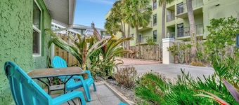 Stones Throw Beachside Bungalow 2 AT THE Beach