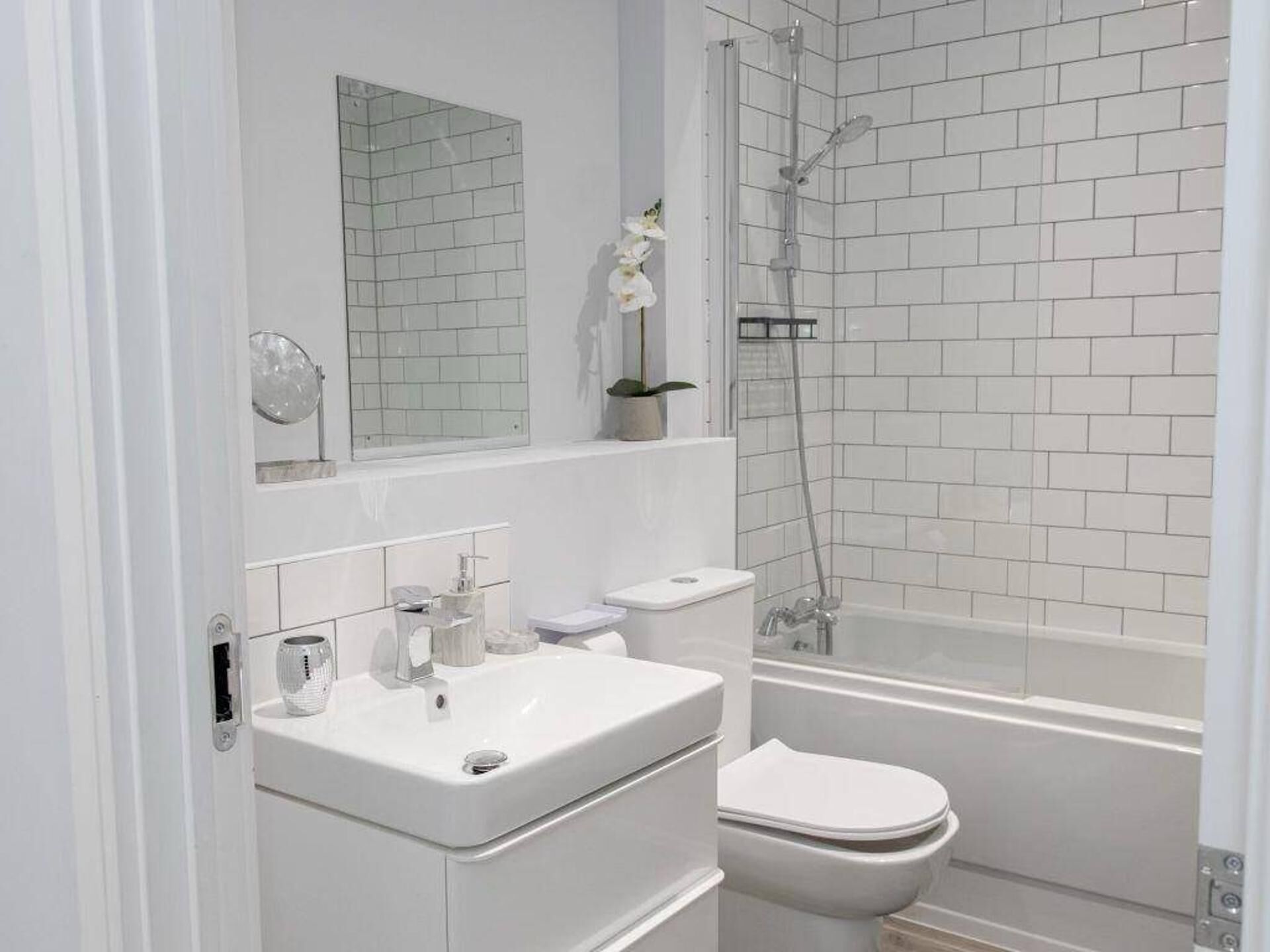 Departamento | Baño | Tina con regadera, tina profunda, amenidades de baño gratuitas 
