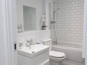 A modern bathroom with a white sink, toilet, and shower. - 2br-sleeps4-citycentre-parking-rooftop (Birmingham)