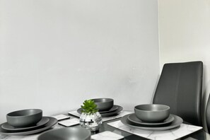 Dining - 2br-sleeps4-citycentre-parking-rooftop (Birmingham)
