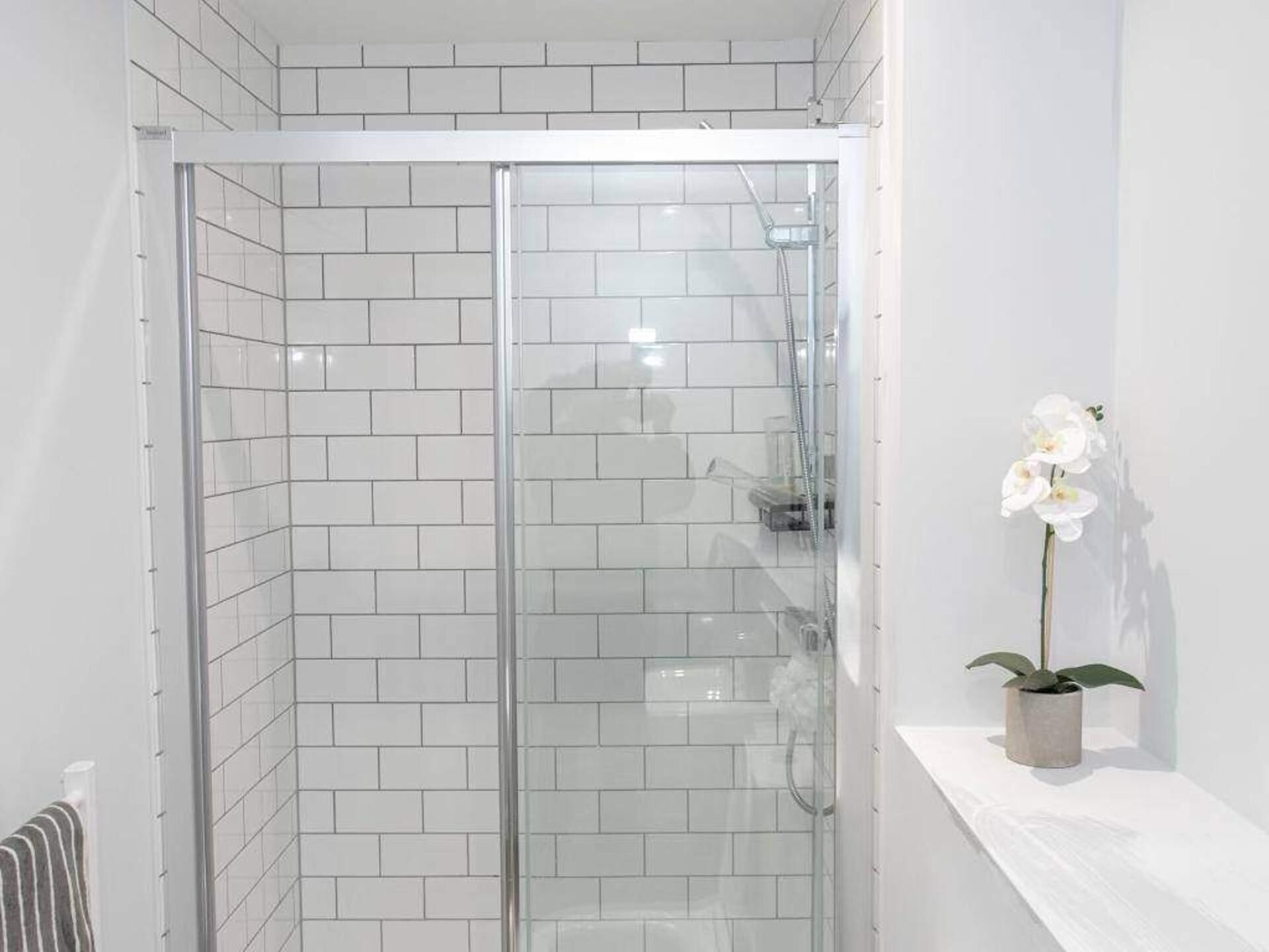 Apartment | Bathroom | Combined shower/tub, deep soaking tub, free toiletries, hair dryer