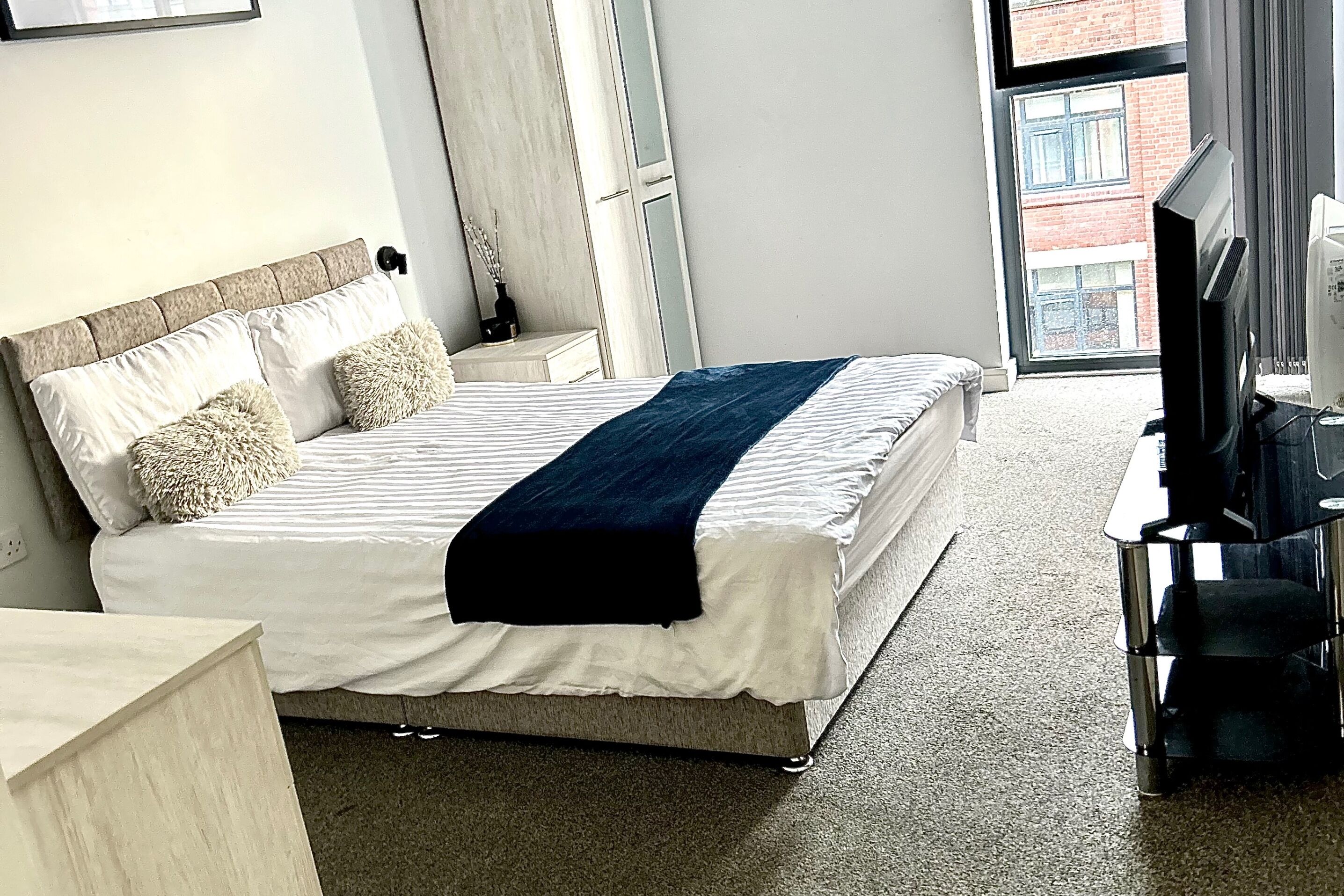 2 عدّة غرف نوم وواي فاي مجانًا وملاءات أسرّة