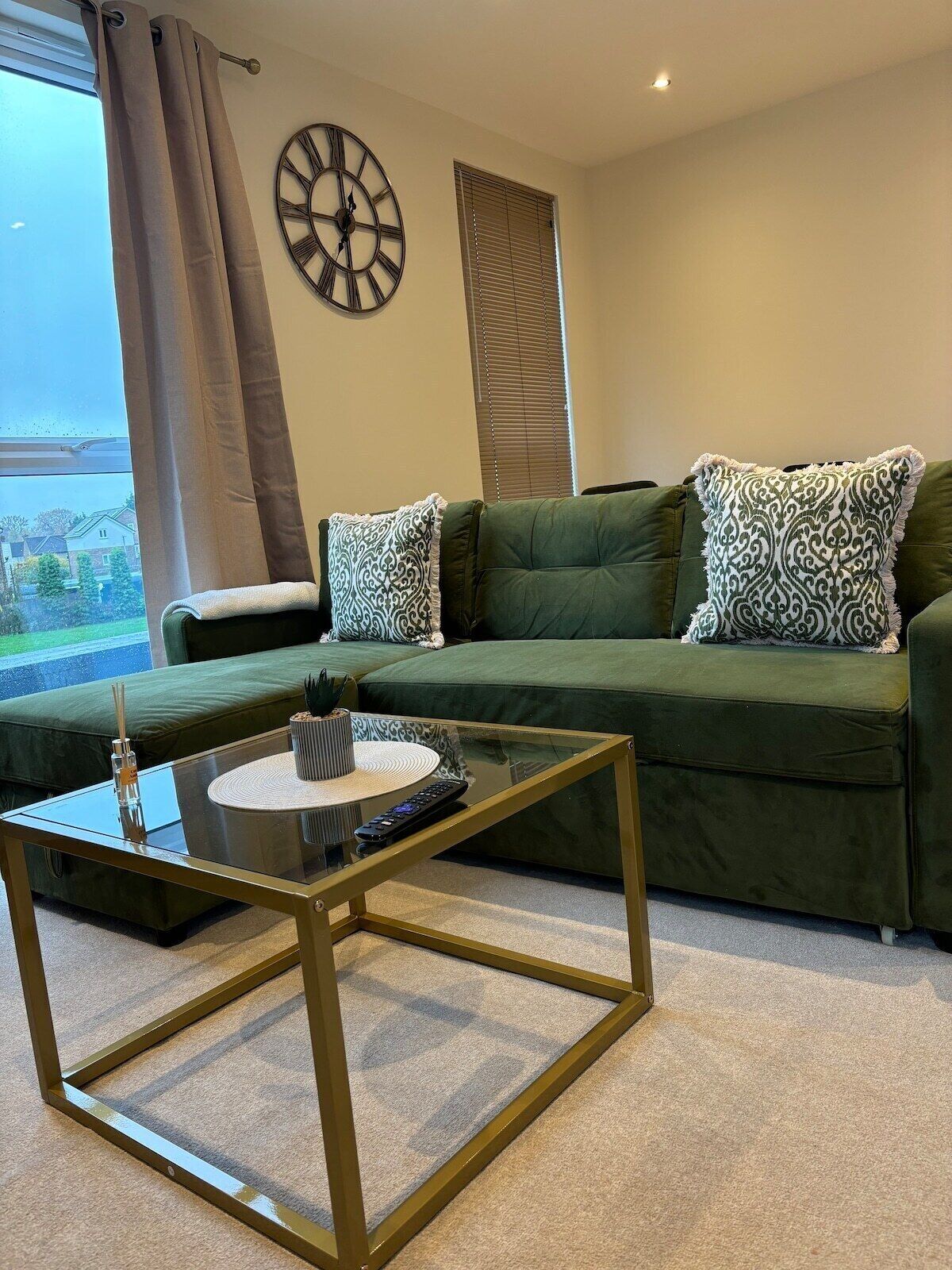 Spacious Modern Apartment In Addlestone - Woking