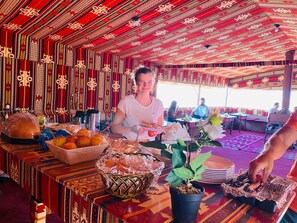 朝食 (ビュッフェ)、毎日提供 (無料)