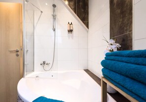 Bathroom - BaliApartment, kitchen, parking lot, 24h digital check-in, Wlan 150MBit (Hof)
