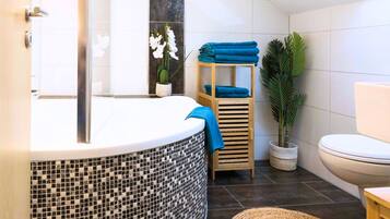 Haartrockner, Handtücher, Seife, Toilettenpapier