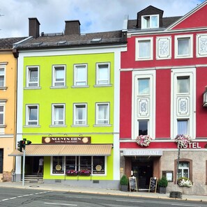 Exterior - BaliApartment, kitchen, parking lot, 24h digital check-in, Wlan 150MBit (Hof)