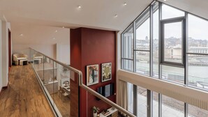 Leilighet – grand | Oppholdsområde | En 38-tommers smart-TV med kabel-kanaler