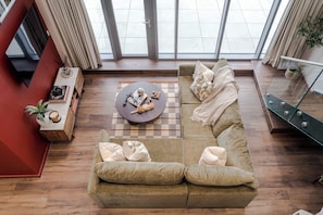 Appartement Majestueux | Coin séjour | TV connectée de 38 pouces avec chaînes par câble