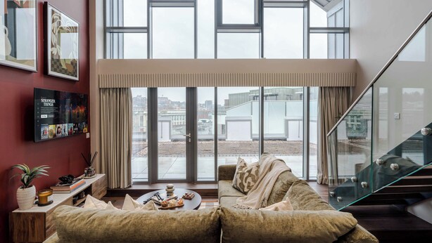 Leilighet – grand | Oppholdsområde | En 38-tommers smart-TV med kabel-kanaler