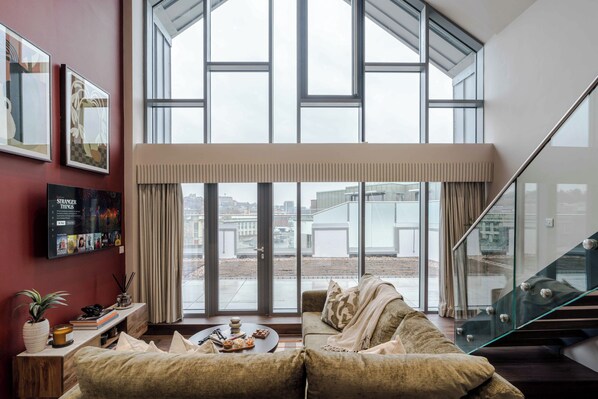 Căn hộ Grand | Khu phòng khách | Smart TV 38-inch có truyền hình cáp 