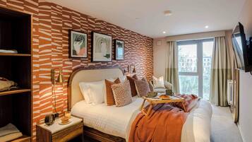 Ropa de cama hipoalergénica y caja de seguridad en la habitación