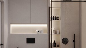 Un bagno moderno con WC, bidet e doccia. Sono presenti scaffali con articoli da toilette e uno specchio.